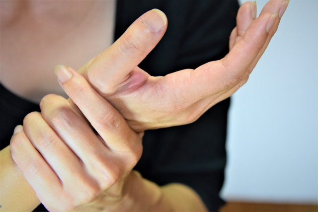 突き指と骨折の見分け方 症状の違いや治療期間の目安を解説 白石市で整体なら白石接骨院いとうへ ３万人以上を施術し紹介率95