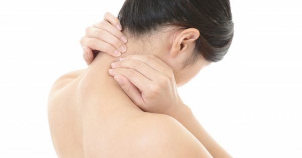 下を向くと首が痛いのはなぜ？原因と症状、治し方を解説します