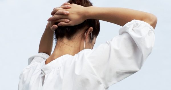 首の後ろの痛みの原因とは？痛みに関する疑問や緩和に効果的なストレッチを解説