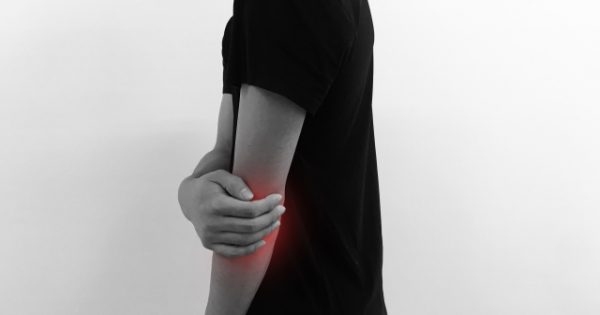 肘の痛みが治らない原因とは？一般的な治療法、疑問集にお答えします。